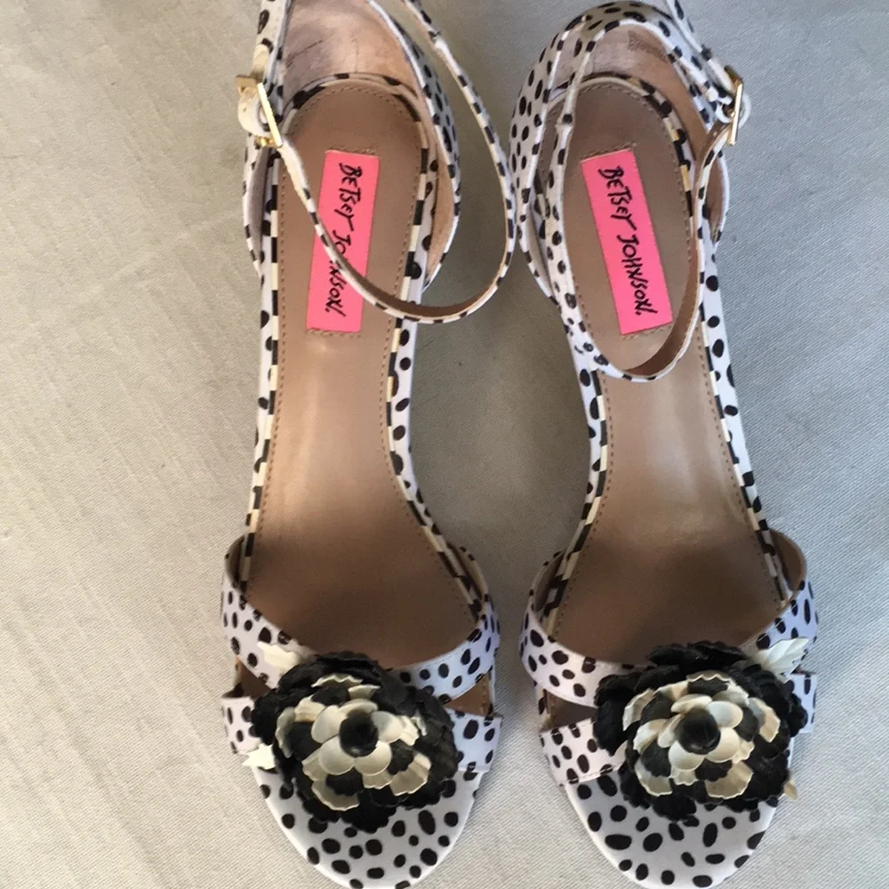 Betsy Johnson Ankle Strap ,B & W Satin, High Gloss Black Heel 2.5”, Size 9M - Picture 3 of 7